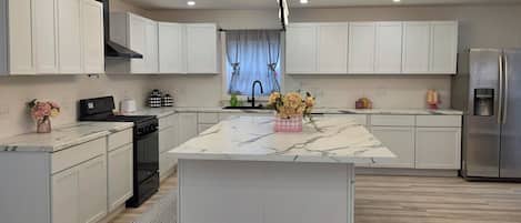 Microondas, horno, parrilla de estufa y lavavajillas