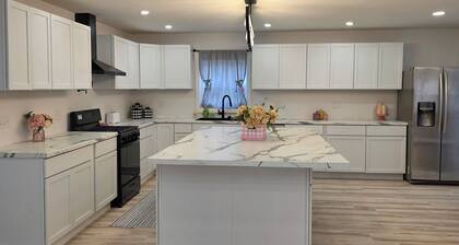 Modern & open 3-bedroom house with 3 stall garage in a perfect location..