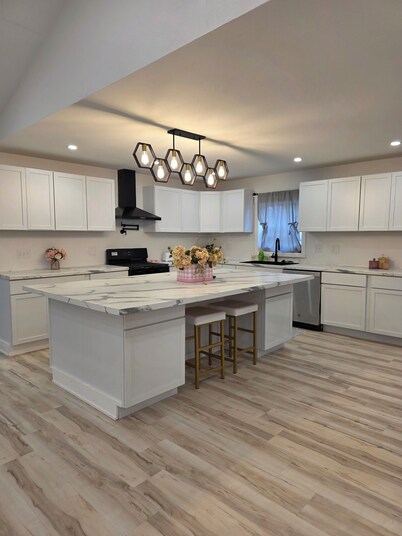 Modern & open 3-bedroom house with 3 stall garage in a perfect location..