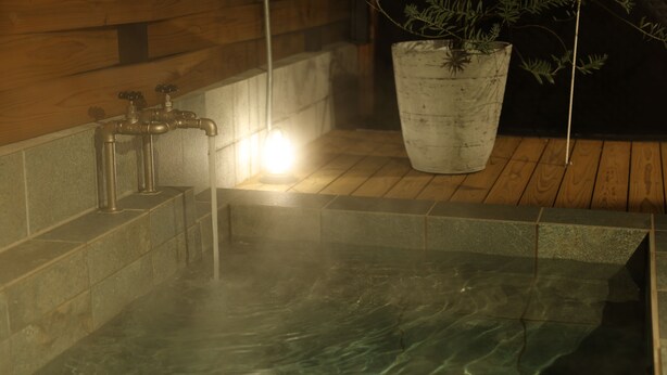 A hot tub with a wooden wall and a potted plant. - Villa with a Natural Spring Bath and Wood-Fired Sauna — Aoshima (宮崎市青島)