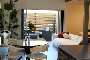 TV - Private Villa with Open-Air Bath & Wood-Fired Sauna near the Ocean (宮崎市青島)