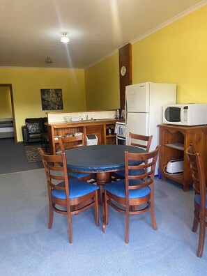 Interior - Fully equipped and spacious 2-bedroom apartment with balcony (Talbingo)