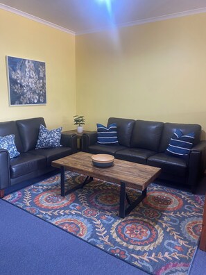 Living area - Fully equipped and spacious 2-bedroom apartment with balcony (Talbingo)