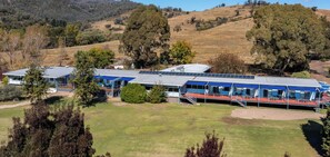 Exterior - Fully equipped and spacious 2-bedroom apartment with balcony (Talbingo)