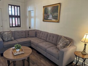 Smart TV - La Maison Chemin Neuf Charming Home Located Near False River in New Roads (New Roads)