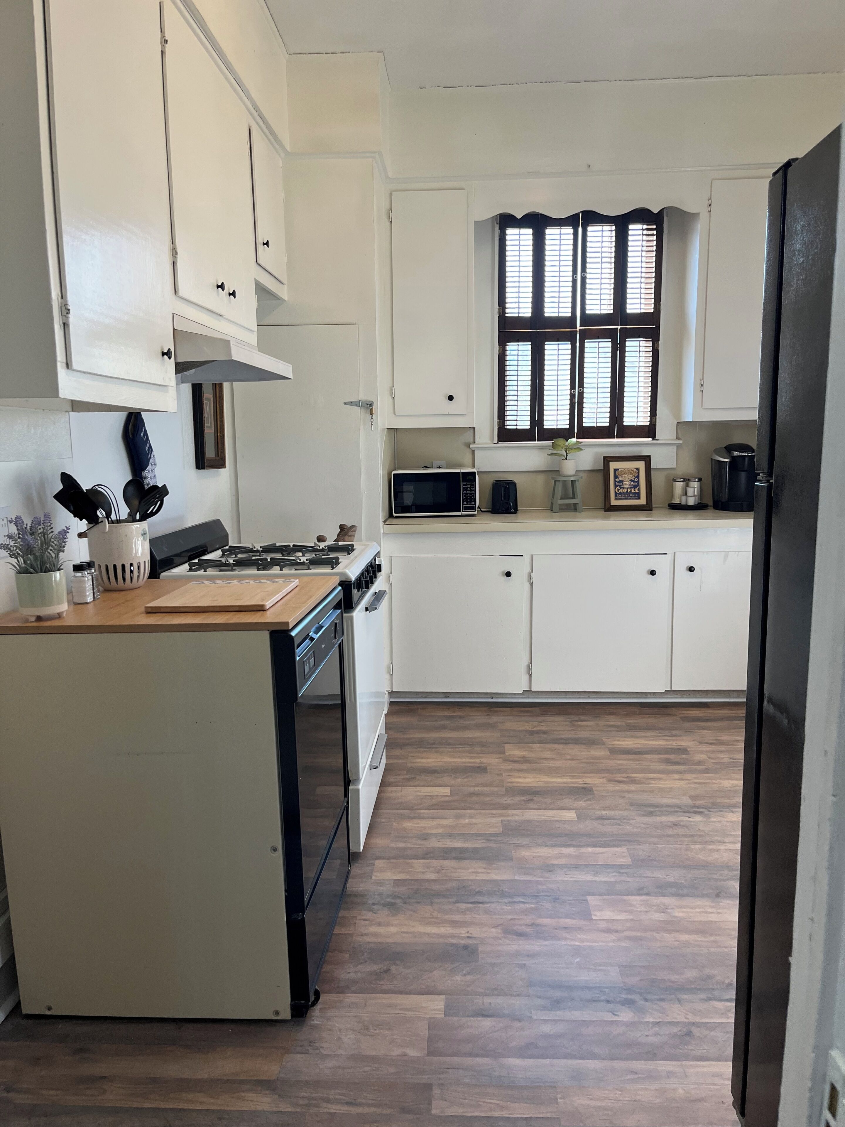 Een koelkast, een microgolfoven, een oven, een kookplaat