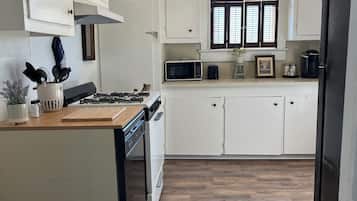 Een koelkast, een microgolfoven, een oven, een kookplaat