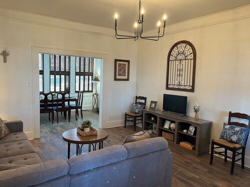 La Maison Chemin Neuf Charming Home Located Near False River in New Roads