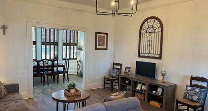 La Maison Chemin Neuf Charming Home Located Near False River in New Roads