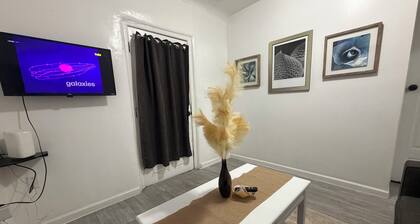 2-bedroom apartment in beautiful Phoenix with double sleeper sofa