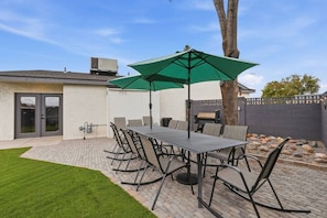 Outdoor dining - Diamond Desert Resort , Game room , 4 BR:3 Baths (Scottsdale)