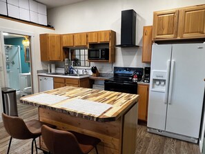 Microwave, oven, stovetop, dishwasher - SPRUCE TIDE HOUSE 1-bedroom cottage in Homer, perfect for a relaxing getaway (Homer)
