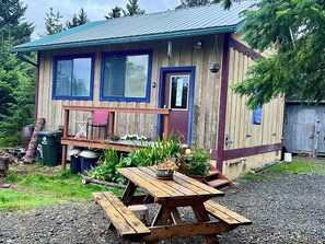 Outdoor dining - SPRUCE TIDE HOUSE 1-bedroom cottage in Homer, perfect for a relaxing getaway (Homer)