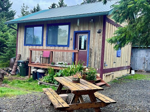 SPRUCE TIDE HOUSE 1-bedroom cottage in Homer, perfect for a relaxing getaway