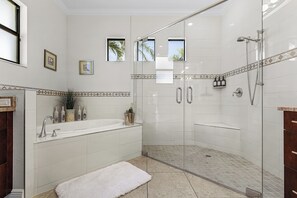 Shower, eco-friendly toiletries, hair dryer, towels - NEW LISTING: Relaxing Escape! Waterfront Heated Pool Oasis (Cape Coral)