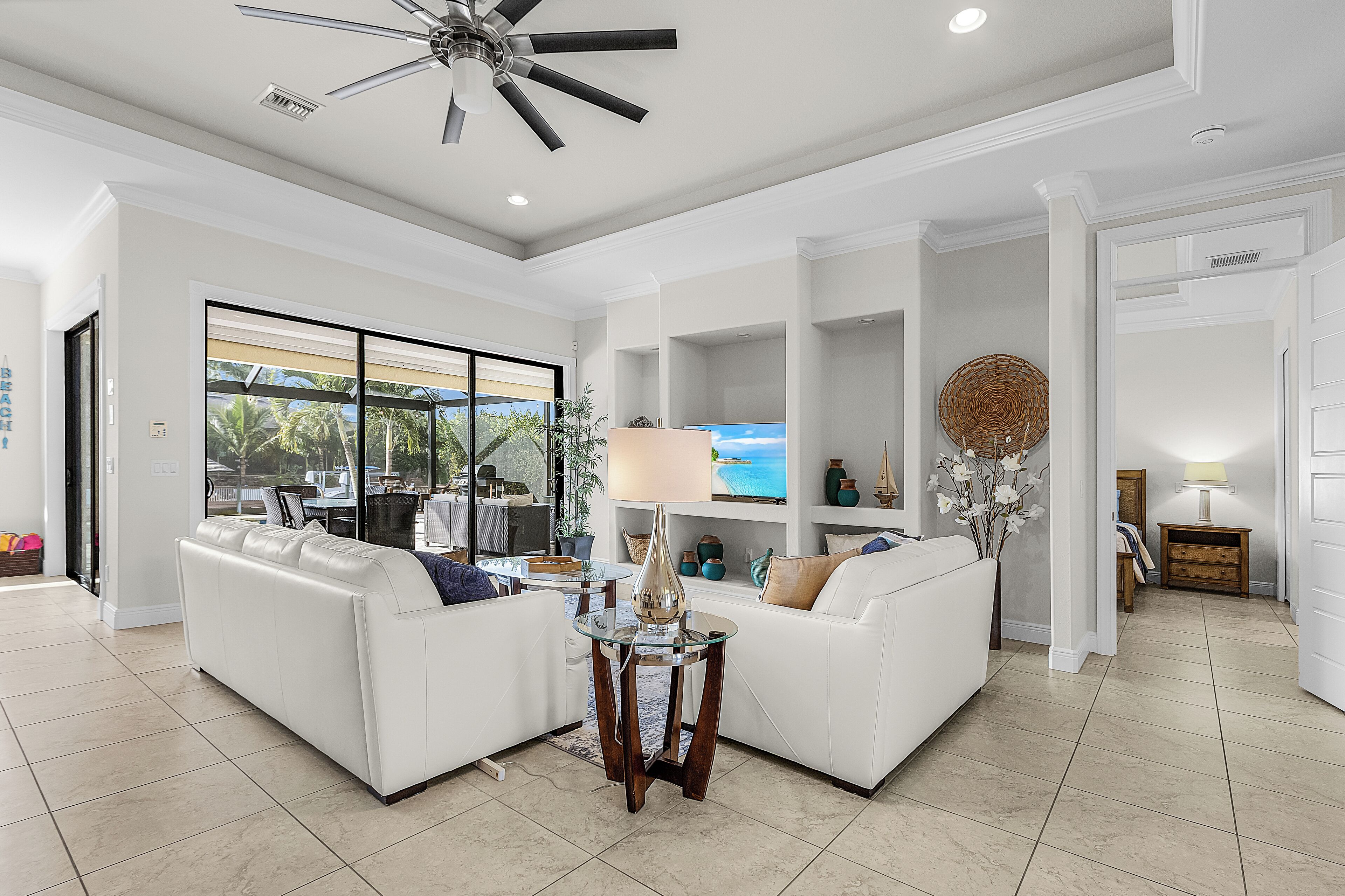 Smart TV, chimenea, reproductor de DVD y futbolito 