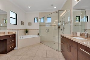 Shower, eco-friendly toiletries, hair dryer, towels - NEW LISTING: Relaxing Escape! Waterfront Heated Pool Oasis (Cape Coral)