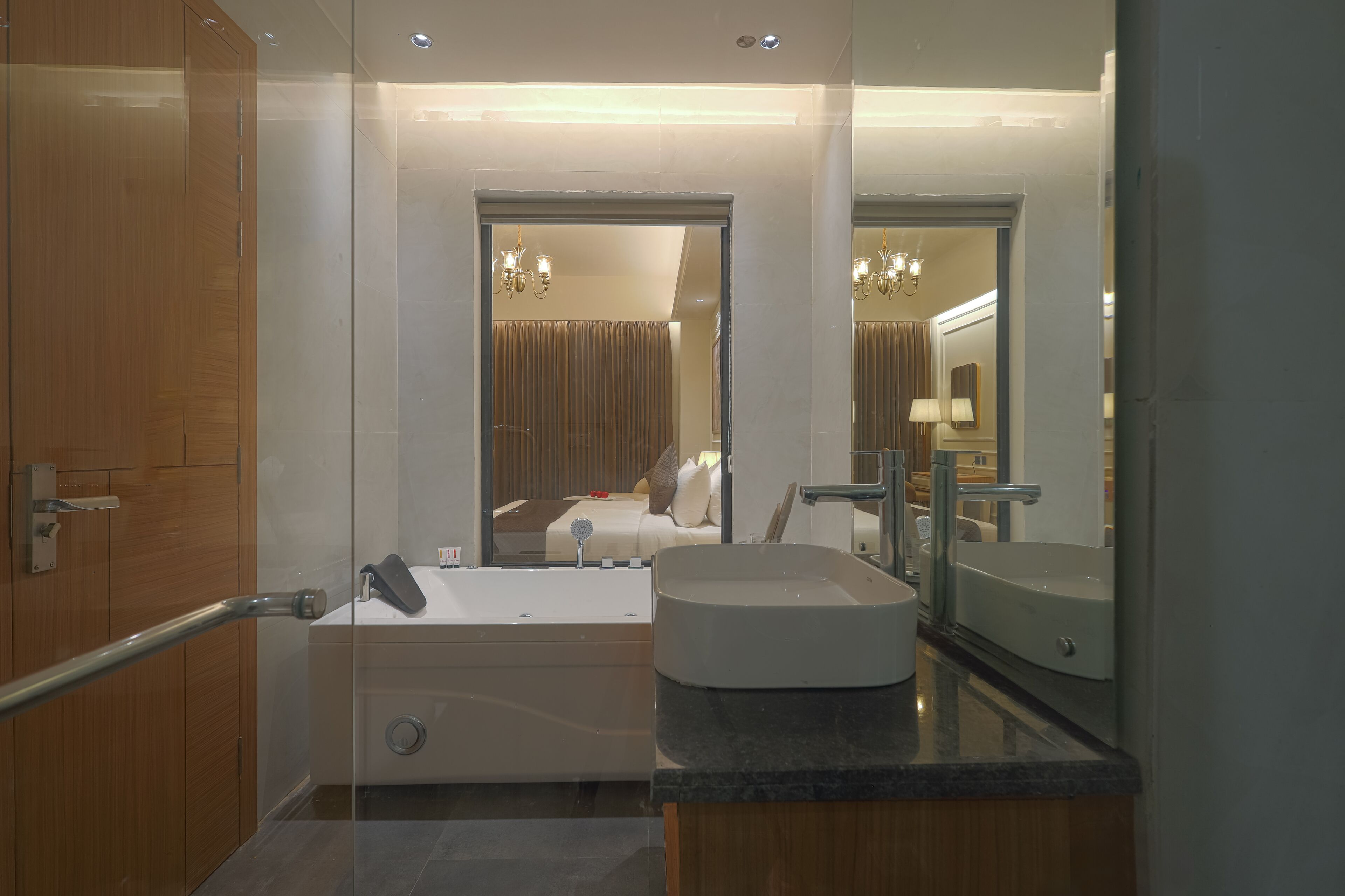 Une salle de bain moderne avec une baignoire, un lavabo et une douche.