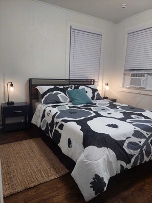 1 habitación, escritorio, tabla de planchar con plancha y wifi 