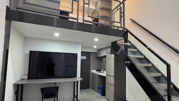 Familjerum - utsikt mot staden | Arbetsyta för laptop och gratis wi-fi