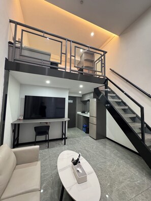 Habitación familiar, vista a la ciudad | Espacio para trabajar con laptop y wifi gratis 