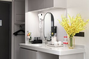 Business Double Room, City View | Bathroom sink - Deyu GM E sports Hotel (Guangzhou)