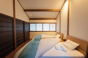 2 bedrooms, iron/ironing board, free WiFi, bed sheets - Quiet Gion Machiya:Private Tea Room&Matcha Experience.Illuminated Courtyard Bath (京都市)