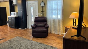 Interior - Pleasant 2-bedroom mobile home with AC /heat in Friedheim 2 Queen beds 1 Bath. (Friedheim)