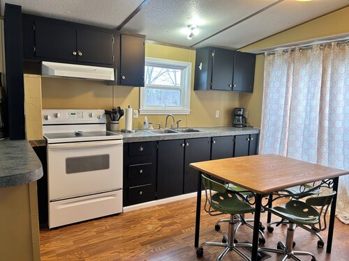 Pleasant 2-bedroom mobile home with AC /heat in Friedheim 2 Queen beds 1 Bath.