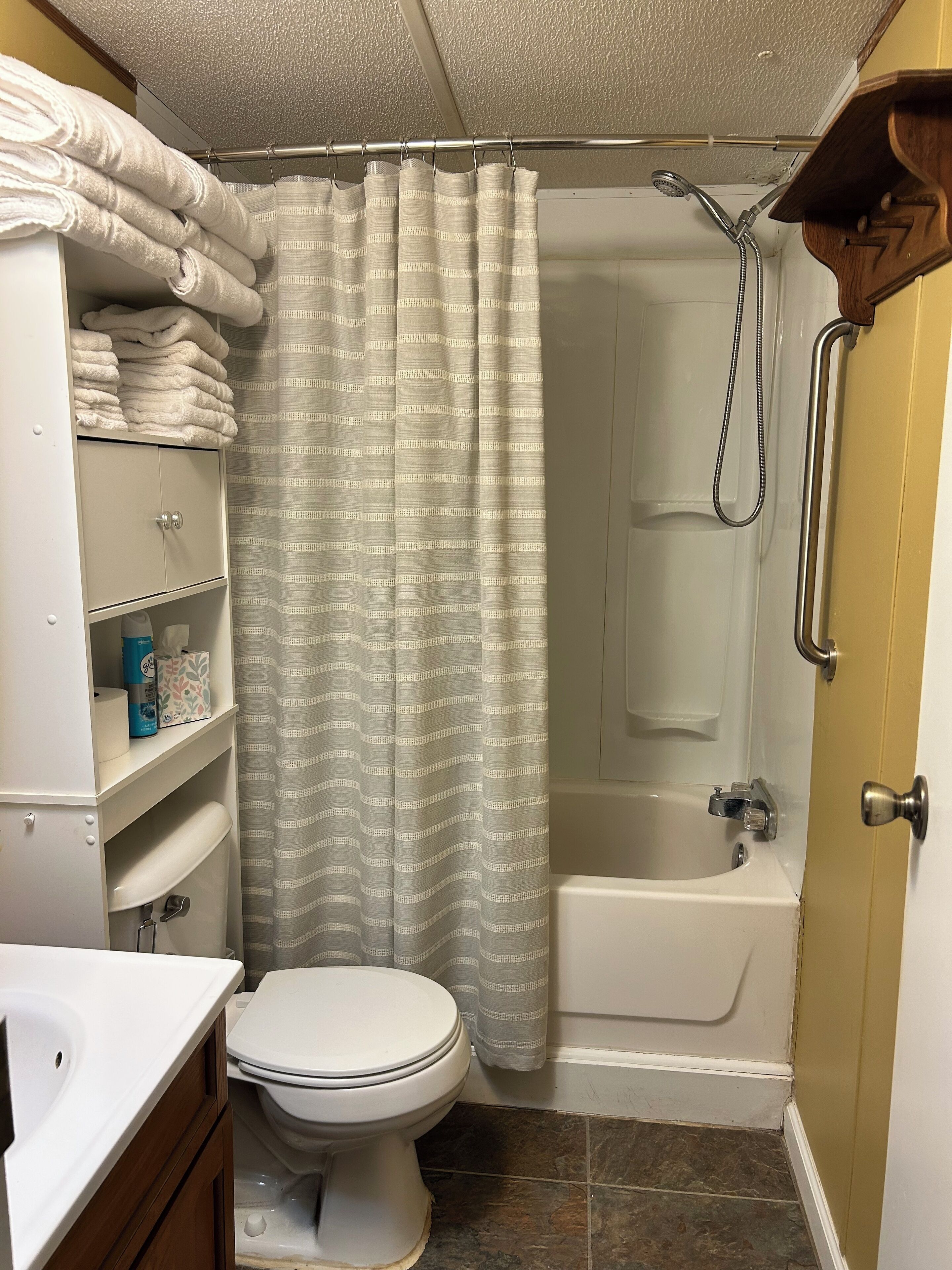 Hårføner, håndklær, såpe og toalettpapir