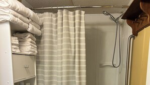 Hair dryer, towels, soap, toilet paper - Pleasant 2-bedroom mobile home with AC /heat in Friedheim 2 Queen beds 1 Bath. (Friedheim)