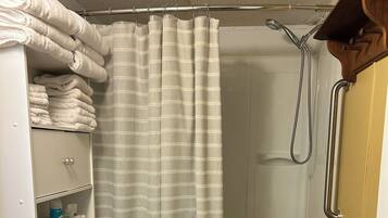 Hårføner, håndklær, såpe og toalettpapir