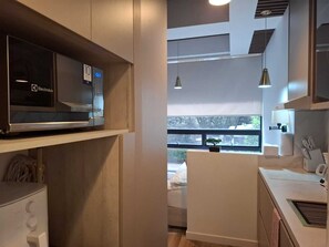 Fridge, microwave, stovetop, coffee/tea maker - Luxury & cozy loft at Parque 93 Chico in Bogota (Bogotá)