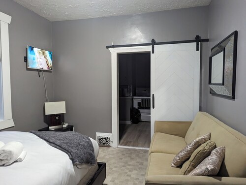 Cozy 1 bedroom central location with free parking