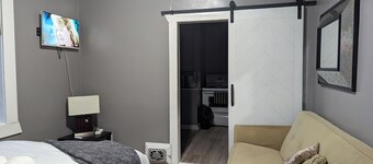 Cozy 1 bedroom central location with free parking