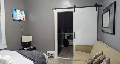 Cozy 1 bedroom central location with free parking