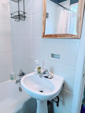 Asciugacapelli, asciugamani, sapone, carta igienica