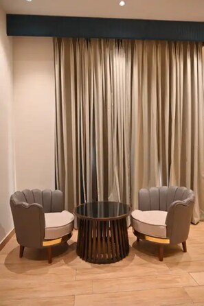 Family Room | Desk - Hotel Phantom (Ganganagar)