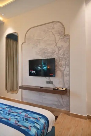 Superior Room | Desk - Hotel Phantom (Ganganagar)