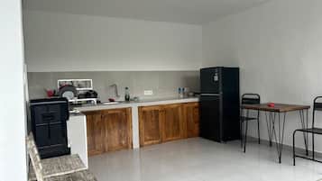 Deluxe Room, Garden View | Private kitchen