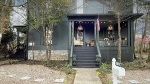 A two-story house with a porch, a staircase, and a mailbox. - Downtown gem B&B, 2 ml from Buffalo Trace on Bourbon Trail (Frankfort)