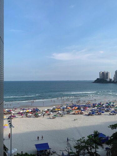 Beachfront Apartment in Guarujá with Beach Service - Pitangueiras Beach