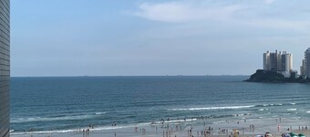 Beachfront Apartment in Guarujá with Beach Service - Pitangueiras Beach