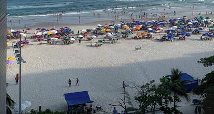 Beachfront Apartment in Guarujá with Beach Service - Pitangueiras Beach