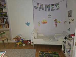 Children's area - House Tours center with cat (Tours)