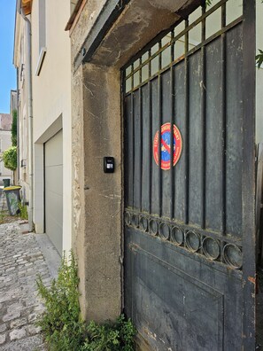 Exterior detail - House Tours center with cat (Tours)