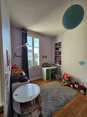 Children's area - House Tours center with cat (Tours)