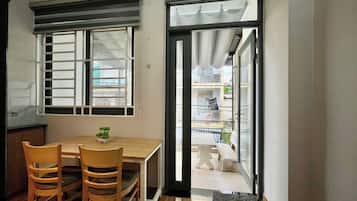 Familien-Vierbettzimmer, Balkon, Stadtblick | Speisen