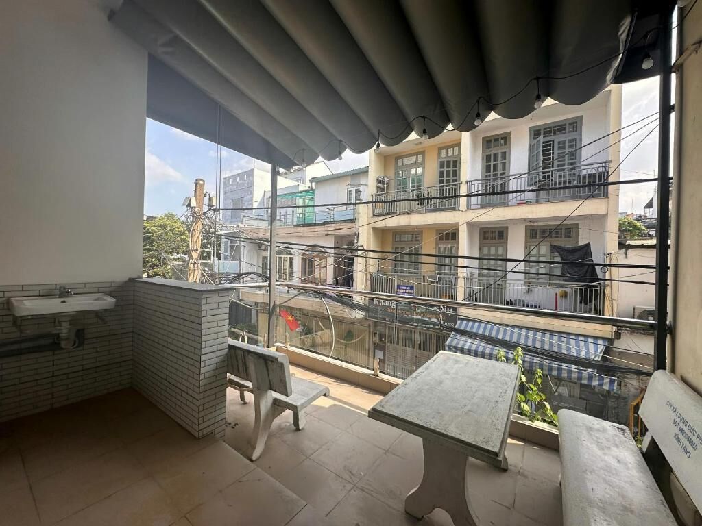 ファミリー 4 人部屋 バルコニー シティビュー | 屋外ダイニングエリア