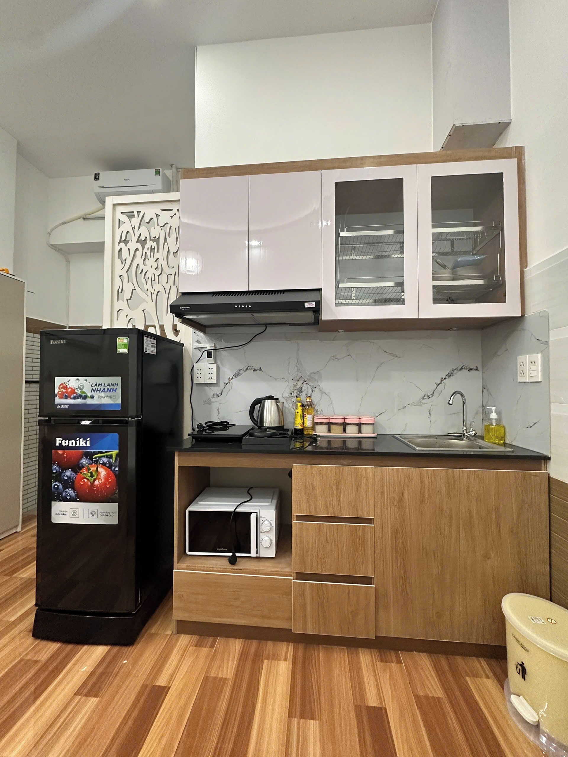 Fridge, microwave, stovetop, cookware/dishes/utensils